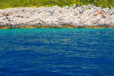 İnanılmaz parlak deniz manzarası. Kaya, orman ve mavi deniz manzarası. Boka Kotorska Bay, Karadağ