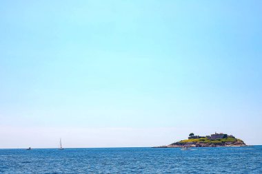 İnanılmaz parlak deniz manzarası. Kaya, orman ve mavi deniz manzarası. Boka Kotorska Bay, Karadağ