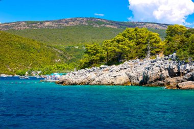 İnanılmaz parlak deniz manzarası. Kaya, orman ve mavi deniz manzarası. Boka Kotorska Bay, Karadağ
