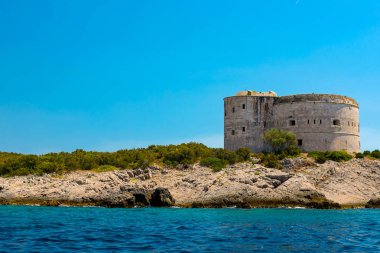 İnanılmaz deniz manzarası. Eski kule üzerinde kayalık sahil deniz, Boka-Kotor Koyu'ndaki, Karadağ