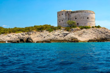 İnanılmaz deniz manzarası. Eski kule üzerinde kayalık sahil deniz, Boka-Kotor Koyu'ndaki, Karadağ
