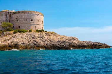 İnanılmaz deniz manzarası. Eski kule üzerinde kayalık sahil deniz, Boka-Kotor Koyu'ndaki, Karadağ