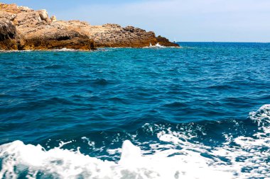 İnanılmaz parlak deniz manzarası. Kaya, orman ve mavi deniz manzarası. Boka Kotorska Bay, Karadağ