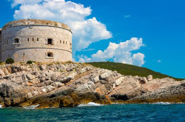 İnanılmaz deniz manzarası. Eski kule üzerinde kayalık sahil deniz, Boka-Kotor Koyu'ndaki, Karadağ