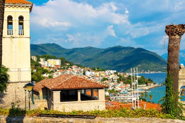İnanılmaz parlak deniz manzarası. Şehrin yüksek bir noktasından, dağlardan ve denizden bak. Herceg Novi, Kotor Körfezi, Karadağ