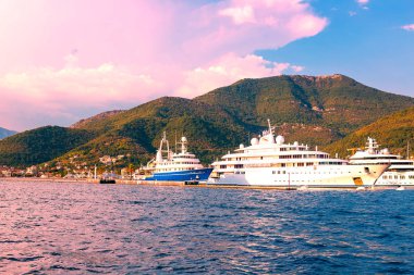 Muhteşem manzaralı Yeşil dağlar, mavi deniz ve güzel büyük yat Boka Kotor Koyu'ndaki, Karadağ