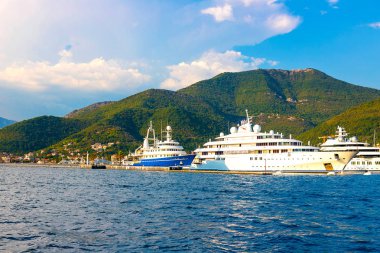 Muhteşem manzaralı Yeşil dağlar, mavi deniz ve güzel büyük yat Boka Kotor Koyu'ndaki, Karadağ