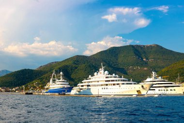 Muhteşem manzaralı Yeşil dağlar, mavi deniz ve güzel büyük yat Boka Kotor Koyu'ndaki, Karadağ