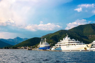 Muhteşem manzaralı Yeşil dağlar, mavi deniz ve güzel büyük yat Boka Kotor Koyu'ndaki, Karadağ