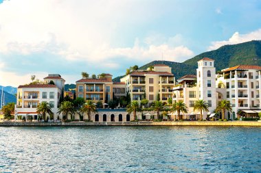 Tarihi şehir Tivat, güneşli bir yaz, gün batımında Kotor Körfezi yer alan manzara panoramik manzaralı su yat, Montenegr arka planda güneş ışınlarının yansıtır.