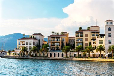 Tarihi şehir Tivat, güneşli bir yaz, gün batımında Kotor Körfezi yer alan manzara panoramik manzaralı su yat, Montenegr arka planda güneş ışınlarının yansıtır.