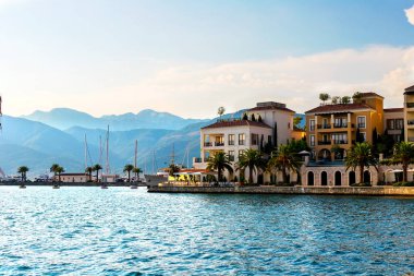 Tarihi şehir Tivat, güneşli bir yaz, gün batımında Kotor Körfezi yer alan manzara panoramik manzaralı su yat, Montenegr arka planda güneş ışınlarının yansıtır.