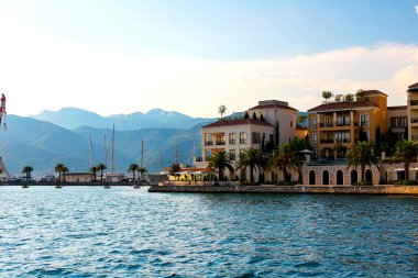 Tarihi şehir Tivat, güneşli bir yaz, gün batımında Kotor Körfezi yer alan manzara panoramik manzaralı su yat, Montenegr arka planda güneş ışınlarının yansıtır.