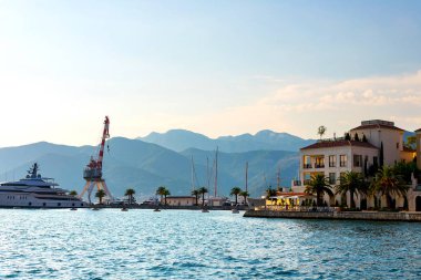 Tarihi şehir Tivat, güneşli bir yaz, gün batımında Kotor Körfezi yer alan manzara panoramik manzaralı su yat, Montenegr arka planda güneş ışınlarının yansıtır.