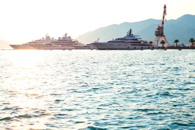 Muhteşem manzaralı Yeşil dağlar, mavi deniz ve güzel büyük yat Boka Kotor Koyu'ndaki, Karadağ