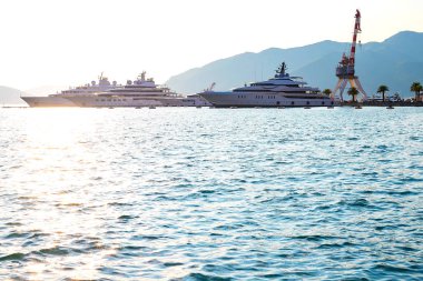 Muhteşem manzaralı Yeşil dağlar, mavi deniz ve güzel büyük yat Boka Kotor Koyu'ndaki, Karadağ