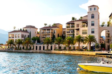 Tarihi şehir Tivat, güneşli bir yaz, gün batımında Kotor Körfezi yer alan manzara panoramik manzaralı su yat, Montenegr arka planda güneş ışınlarının yansıtır.