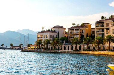 Tarihi şehir Tivat, güneşli bir yaz, gün batımında Kotor Körfezi yer alan manzara panoramik manzaralı su yat, Montenegr arka planda güneş ışınlarının yansıtır.