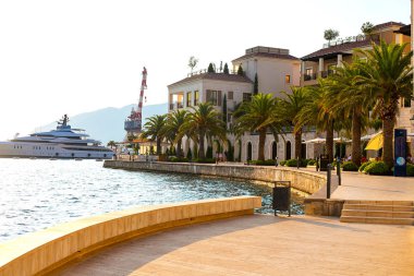 Tarihi şehir Tivat, güneşli bir yaz, gün batımında Kotor Körfezi yer alan manzara panoramik manzaralı su yat, Montenegr arka planda güneş ışınlarının yansıtır.