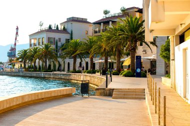 Tarihi şehir Tivat, güneşli bir yaz, gün batımında Kotor Körfezi yer alan manzara panoramik manzaralı su yat, Montenegr arka planda güneş ışınlarının yansıtır.