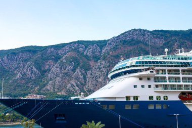 Muhteşem manzaralı Yeşil dağlar, mavi deniz ve güzel büyük yat Boka Kotor Koyu'ndaki, Karadağ