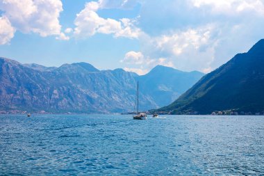 Muhteşem manzaralı dağ ve deniz ve Yelkenli Yat Boka Kotor Koyu'ndaki, Karadağ
