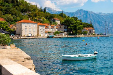 Tarihi şehir Perast, Kotor Körfezi ile mavi gökyüzü ve beyaz bulutlar yaz, Karadağ, Güney Avrupa'nın güneşli bir yer alan manzara panoramik manzaralı