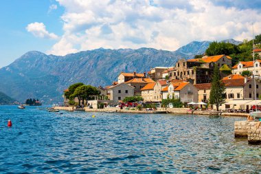 Tarihi şehir Perast, Kotor Körfezi ile mavi gökyüzü ve beyaz bulutlar yaz, Karadağ, Güney Avrupa'nın güneşli bir yer alan manzara panoramik manzaralı