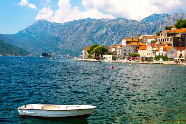 Tarihi şehir Perast, Kotor Körfezi ile mavi gökyüzü ve beyaz bulutlar yaz, Karadağ, Güney Avrupa'nın güneşli bir yer alan manzara panoramik manzaralı