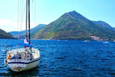 Muhteşem manzaralı Yeşil dağlar, mavi deniz ve güzel büyük yat Boka Kotor Koyu'ndaki, Karadağ