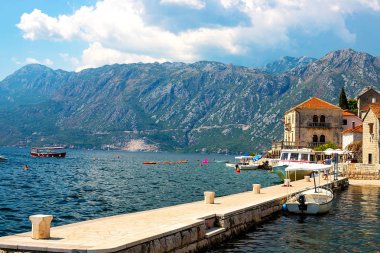 Tarihi şehir Perast, Kotor Körfezi ile mavi gökyüzü ve beyaz bulutlar yaz, Karadağ, Güney Avrupa'nın güneşli bir yer alan manzara panoramik manzaralı