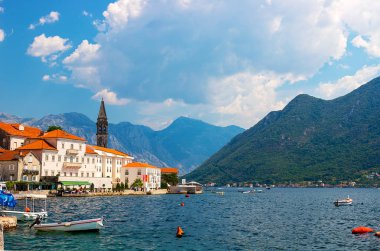 Tarihi şehir Perast, Kotor Körfezi ile mavi gökyüzü ve beyaz bulutlar yaz, Karadağ, Güney Avrupa'nın güneşli bir yer alan manzara panoramik manzaralı