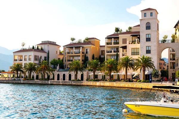 Tarihi şehir Tivat, güneşli bir yaz, gün batımında Kotor Körfezi yer alan manzara panoramik manzaralı su yat, Montenegr arka planda güneş ışınlarının yansıtır.