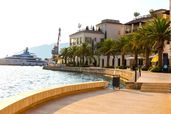 Tarihi şehir Tivat, güneşli bir yaz, gün batımında Kotor Körfezi yer alan manzara panoramik manzaralı su yat, Montenegr arka planda güneş ışınlarının yansıtır.