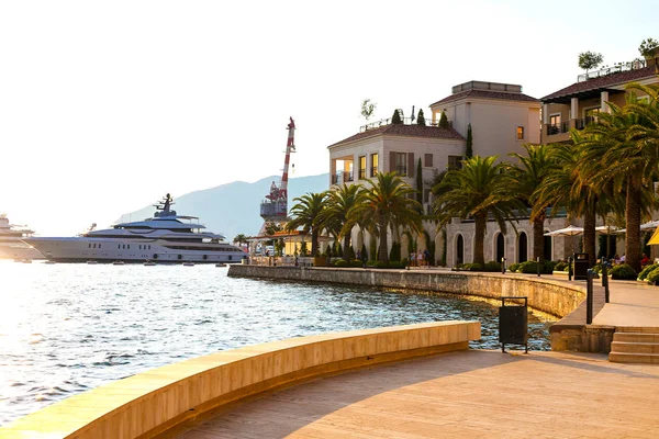 Tarihi şehir Tivat, güneşli bir yaz, gün batımında Kotor Körfezi yer alan manzara panoramik manzaralı su yat, Montenegr arka planda güneş ışınlarının yansıtır.