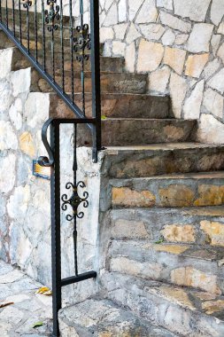 Metal raylar ile taştan yapılmış eski bir merdiven