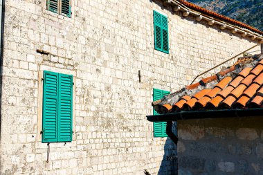 Akdeniz tarzı ahşap kepenkleri ile Windows