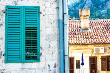 Akdeniz tarzı ahşap kepenkleri ile pencere