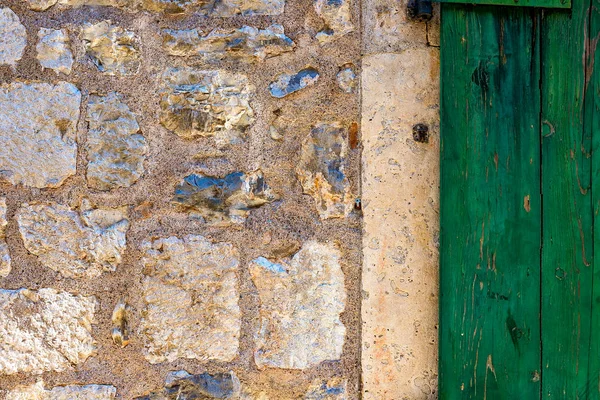 Část Okna Dřevěnými Okenicemi Středomořském Stylu — Stock fotografie