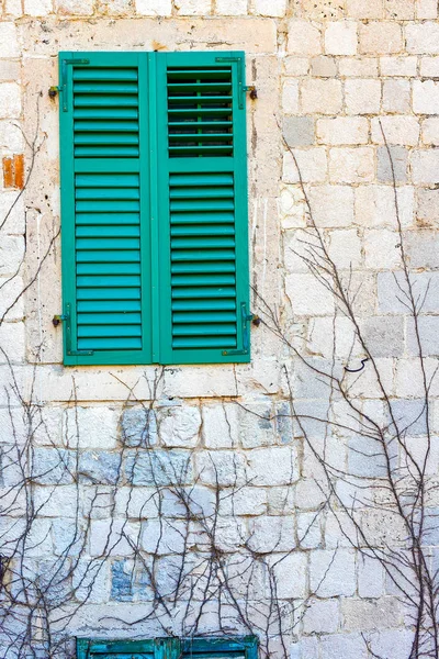 Akdeniz Tarzı Ahşap Kepenkleri Ile Pencere — Stok fotoğraf