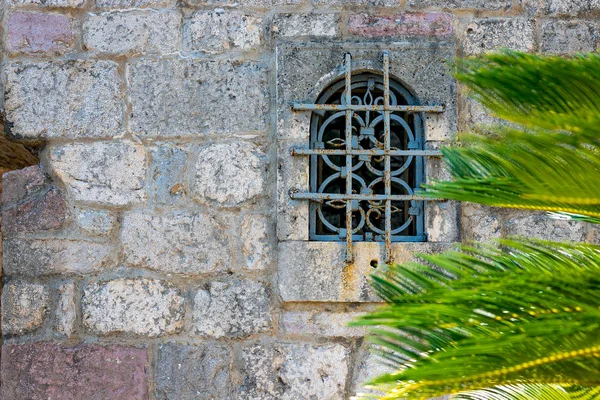 Аутентичная Каменная Стена Красивым Окном Решеткой Фон Черногория — стоковое фото