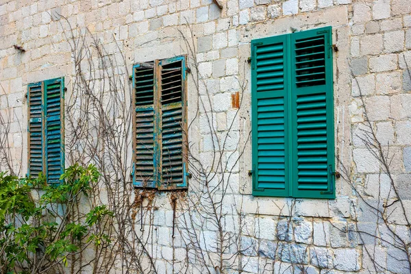 Akdeniz Tarzı Ahşap Kepenkleri Ile Windows — Stok fotoğraf