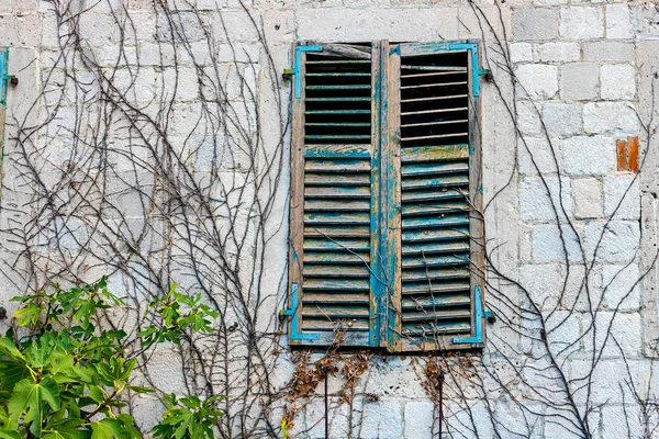 Akdeniz Tarzı Ahşap Kepenkleri Ile Pencere — Stok fotoğraf