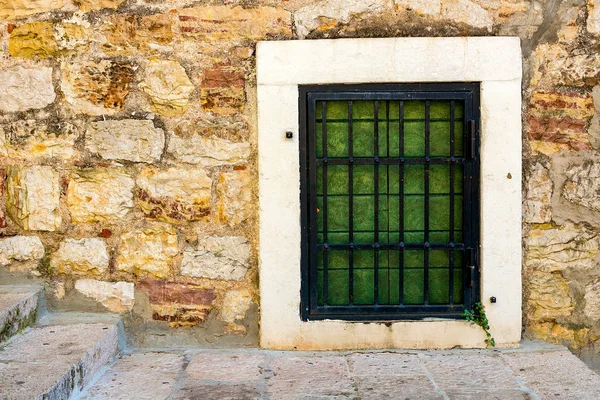 Akdeniz Tarzı Ahşap Kepenkleri Ile Pencere — Stok fotoğraf