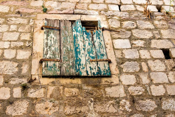 Akdeniz Tarzı Ahşap Kepenkleri Ile Pencere — Stok fotoğraf