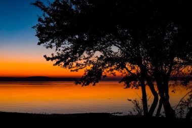 Su üzerinde inanılmaz, parlak gün batımı. Deniz Minsk, Beyaz Rusya