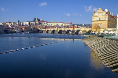 Vltava Nehri ve köprü görünümünü tuttu günbatımı güneş, Prague, Çek Cumhuriyeti