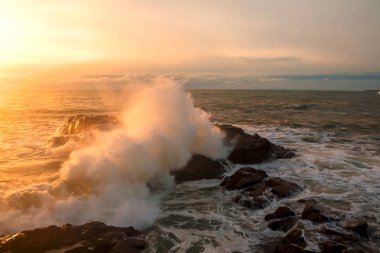 Deniz manzarası. Atlantik Okyanusu bir kayaya günbatımında çökmesini dalgaları. Portuga