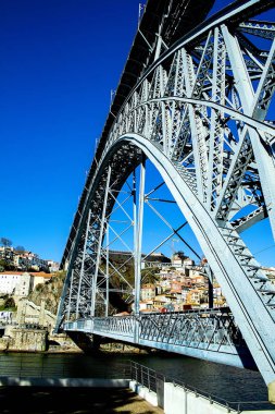 Köprünün alttan görünümü, Porto şehri, Portekiz arka planda görülüyor