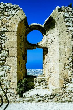 Bir dağ Vadisi ve gökyüzü ve kıyı şeridi, castle St. Hilarion, Kuzey Kıbrıs Türk Cumhuriyeti, St. Hilarion'ın Kalesi, Türkiye penceresinden görünümü 